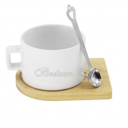 كوب ابيض بقاعدة خشب وملعقة